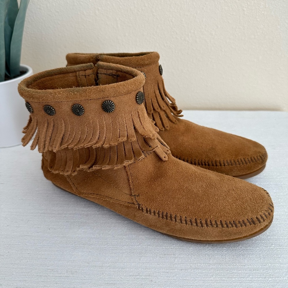 Minnetonka Carmel Suede Leather Side Zip Double Fringe Booties Woman’s 9 - Picture 3 of 9